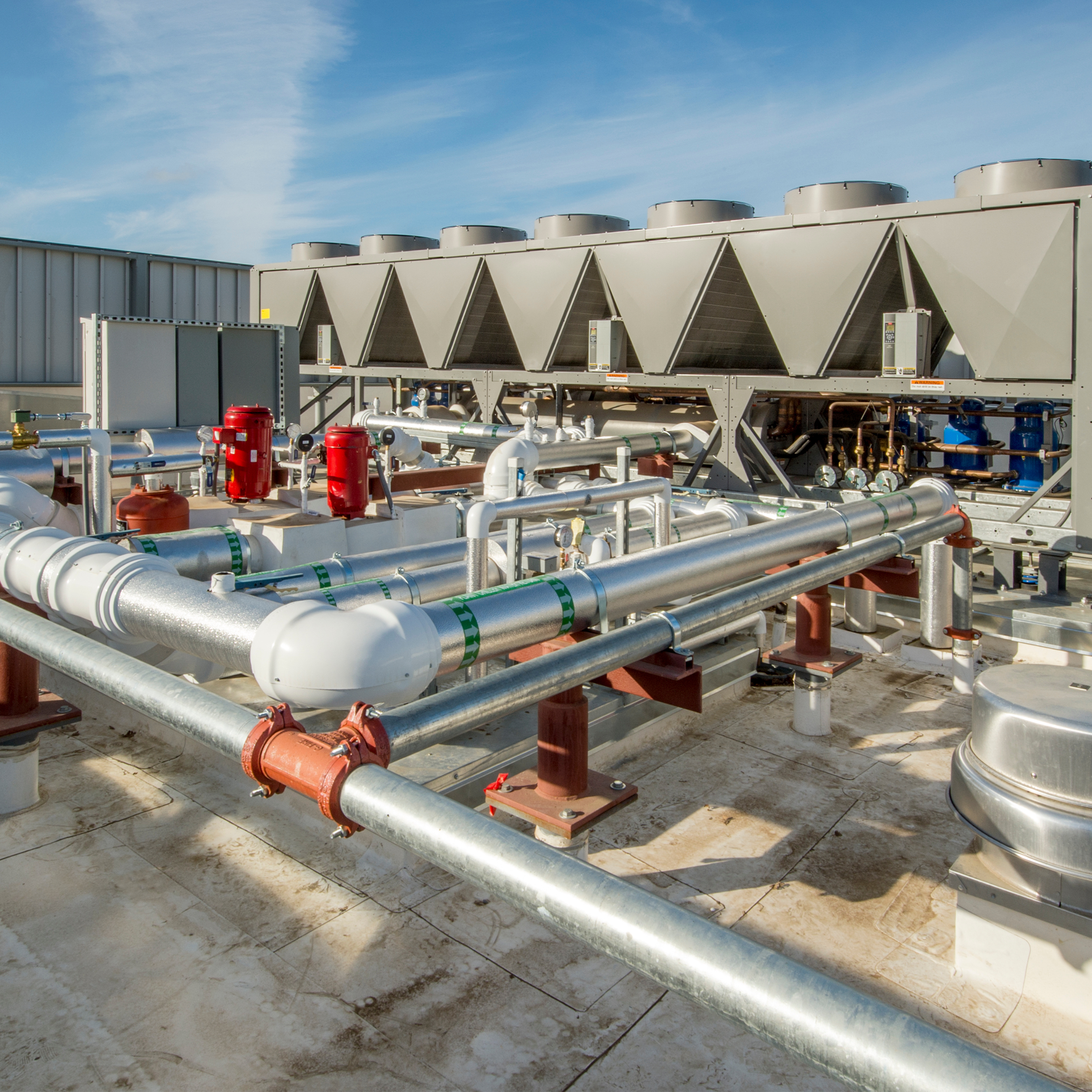 Chiller plant automation adjusting load sharing in real time